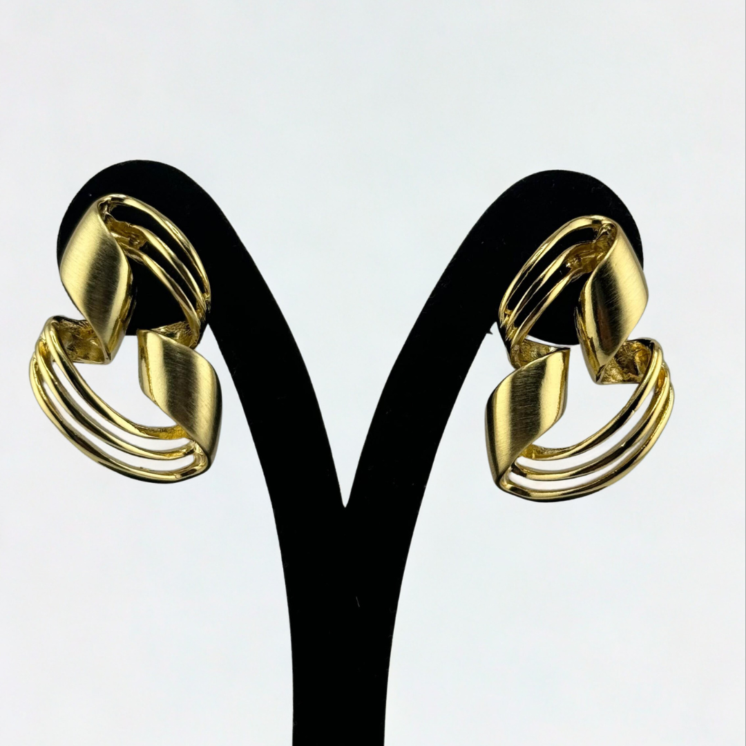 Elegant Gold-Tone Twist Hoop Earrings – Modern Statement Style