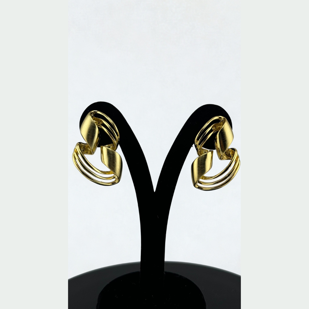 Elegant Gold-Tone Twist Hoop Earrings – Modern Statement Style