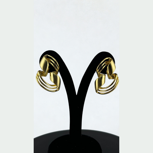 Elegant Gold-Tone Twist Hoop Earrings – Modern Statement Style